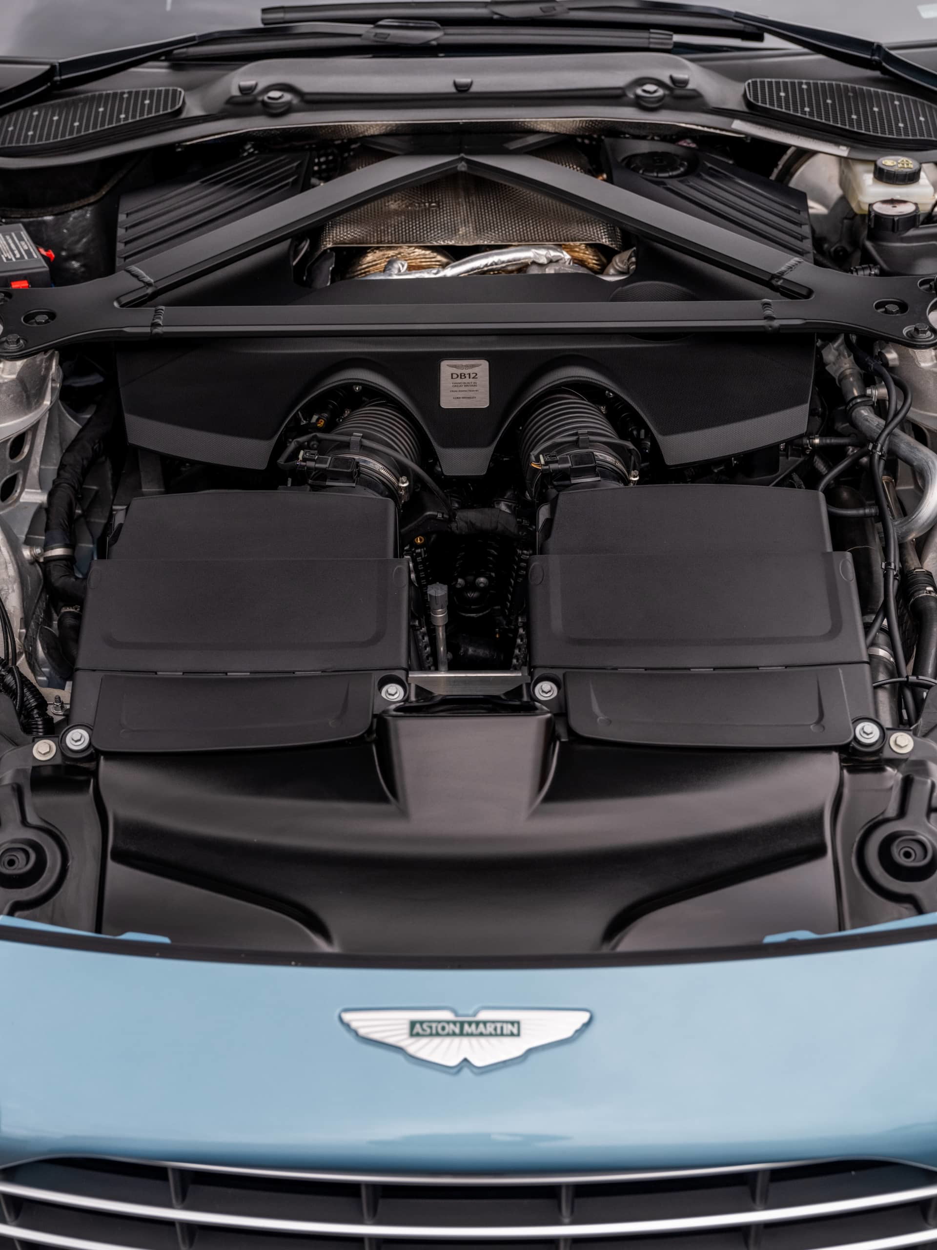 Vista detallada del impresionante motor del Aston Martin DB12 Volante.