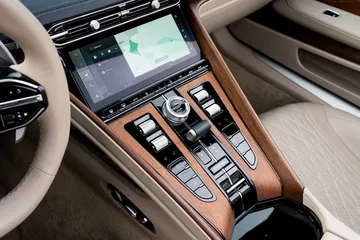 Vista de la consola central del Aston Martin DB12 Volante, acabados de lujo y tecnología avanzada.