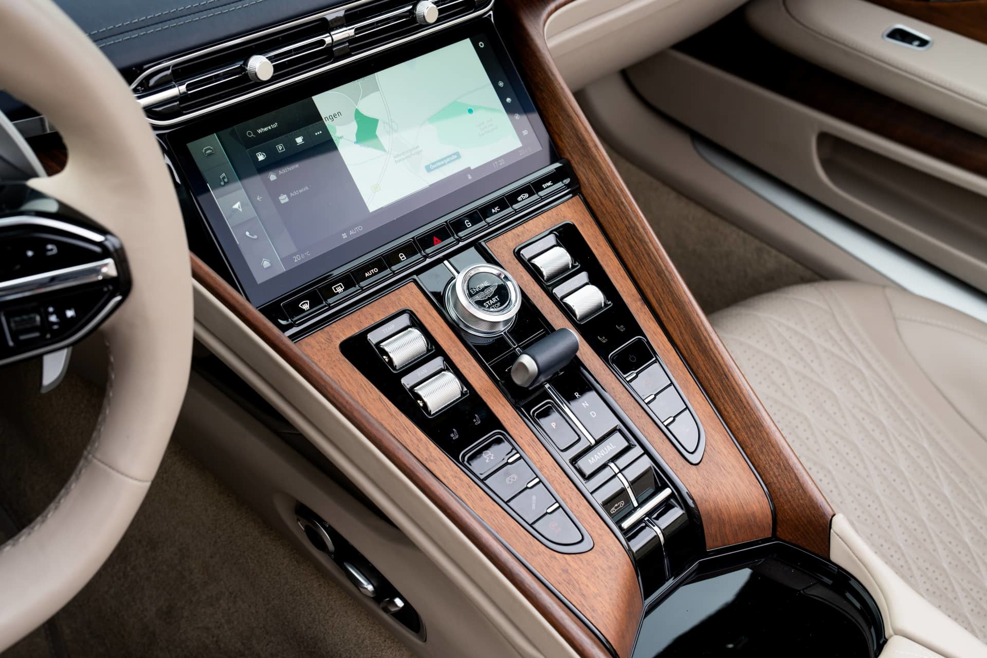 Vista de la consola central del Aston Martin DB12 Volante, acabados de lujo y tecnología avanzada.