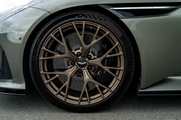 Vista cercana de la rueda del Aston Martin DB12 Volante, mostrando diseño y frenos.
