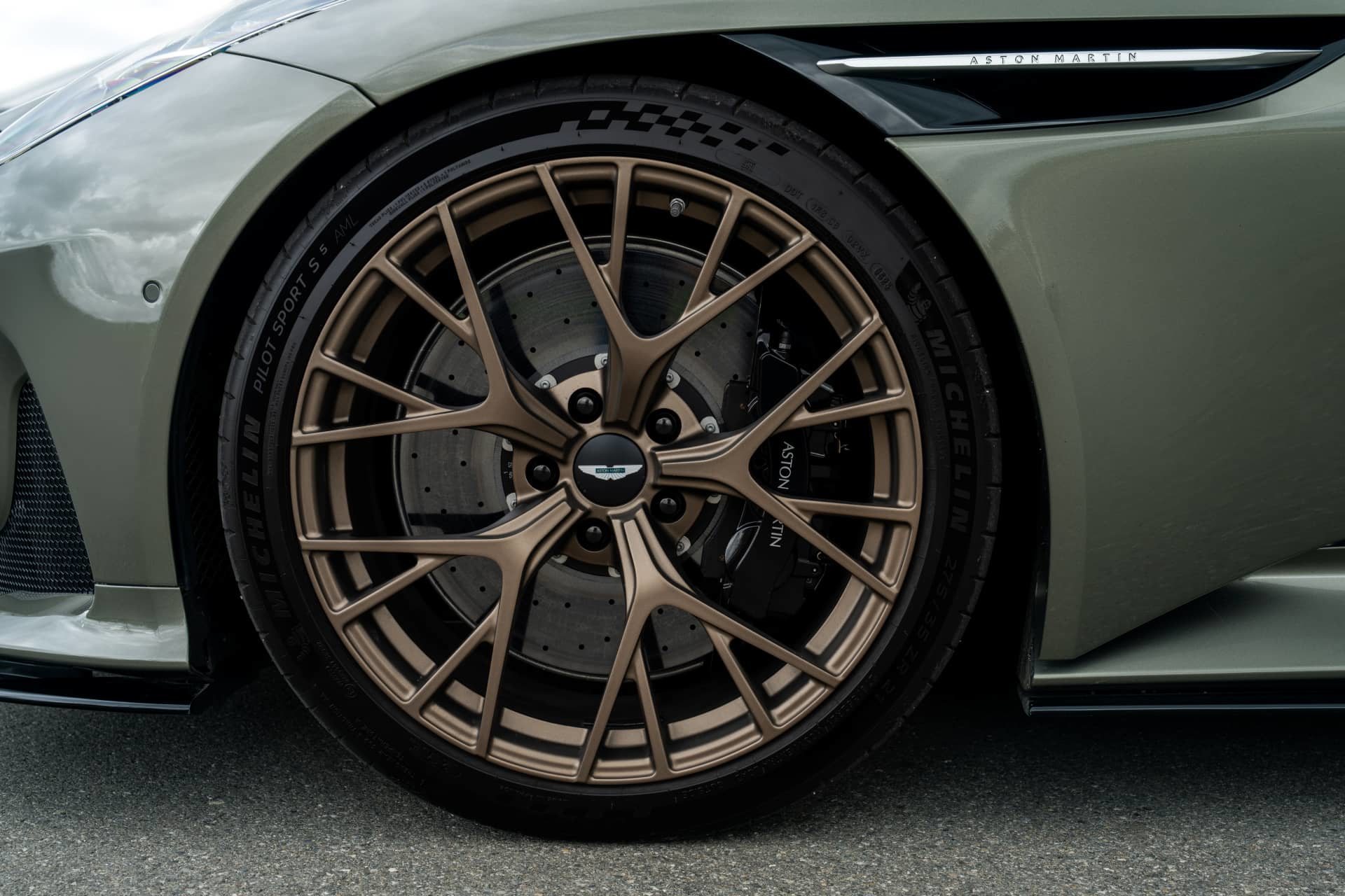 Vista cercana de la rueda del Aston Martin DB12 Volante, mostrando diseño y frenos.