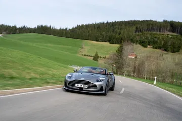 Aston Martin DB12 Volante capturado en su hábitat natural, desplegando elegancia y potencia.