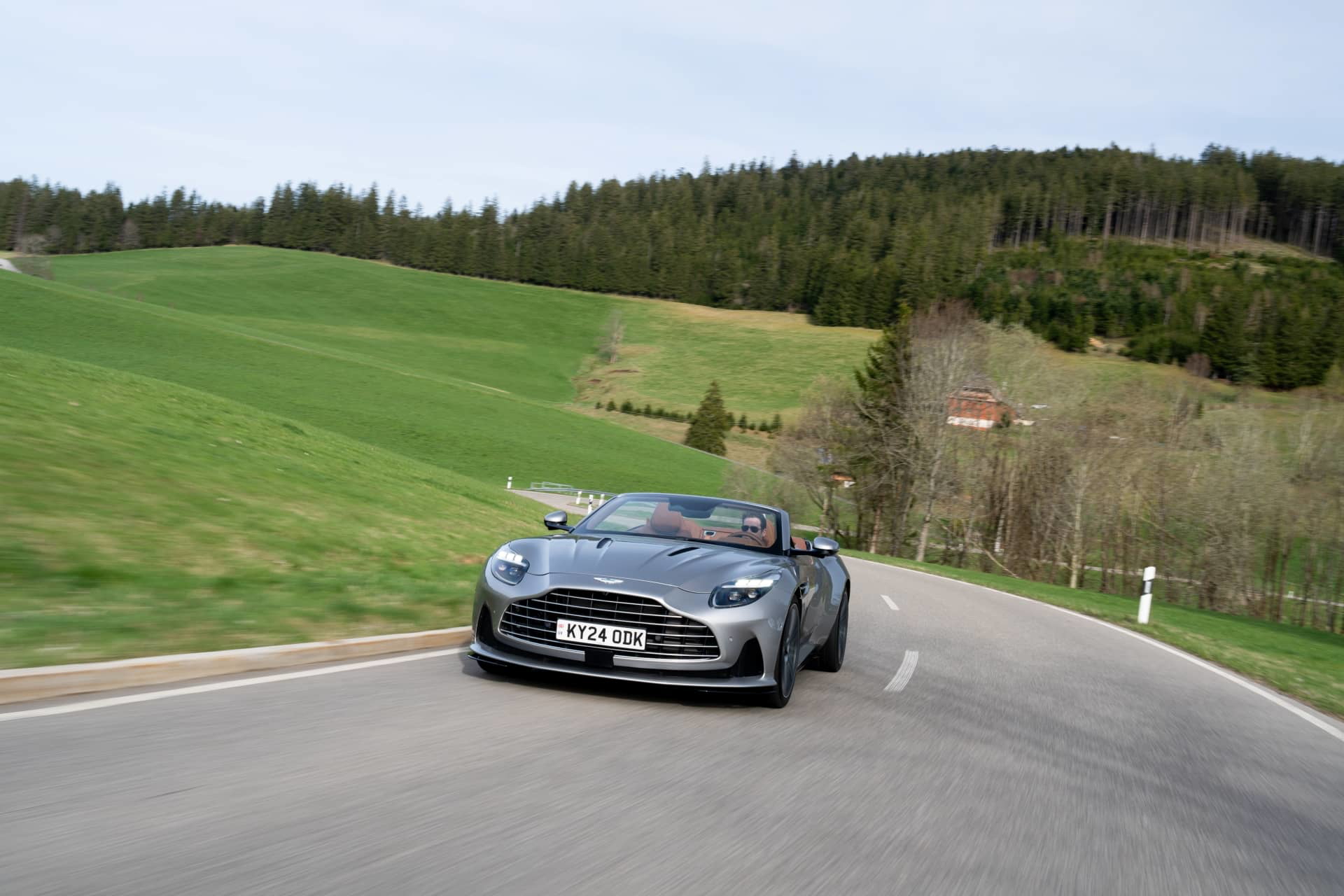 Aston Martin DB12 Volante capturado en su hábitat natural, desplegando elegancia y potencia.