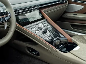El habitáculo lujoso del Aston Martin DB12 Volante, acabados en cuero y madera.