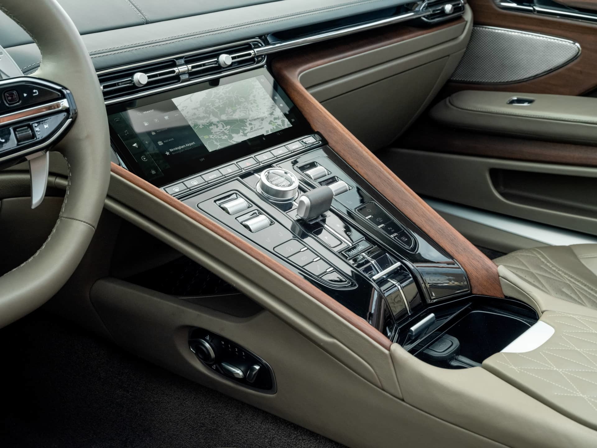 El habitáculo lujoso del Aston Martin DB12 Volante, acabados en cuero y madera.