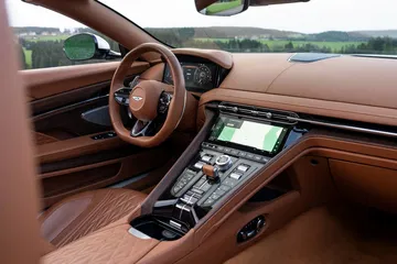 Exquisito habitáculo del Aston Martin DB12 Volante con acabados en cuero marrón.