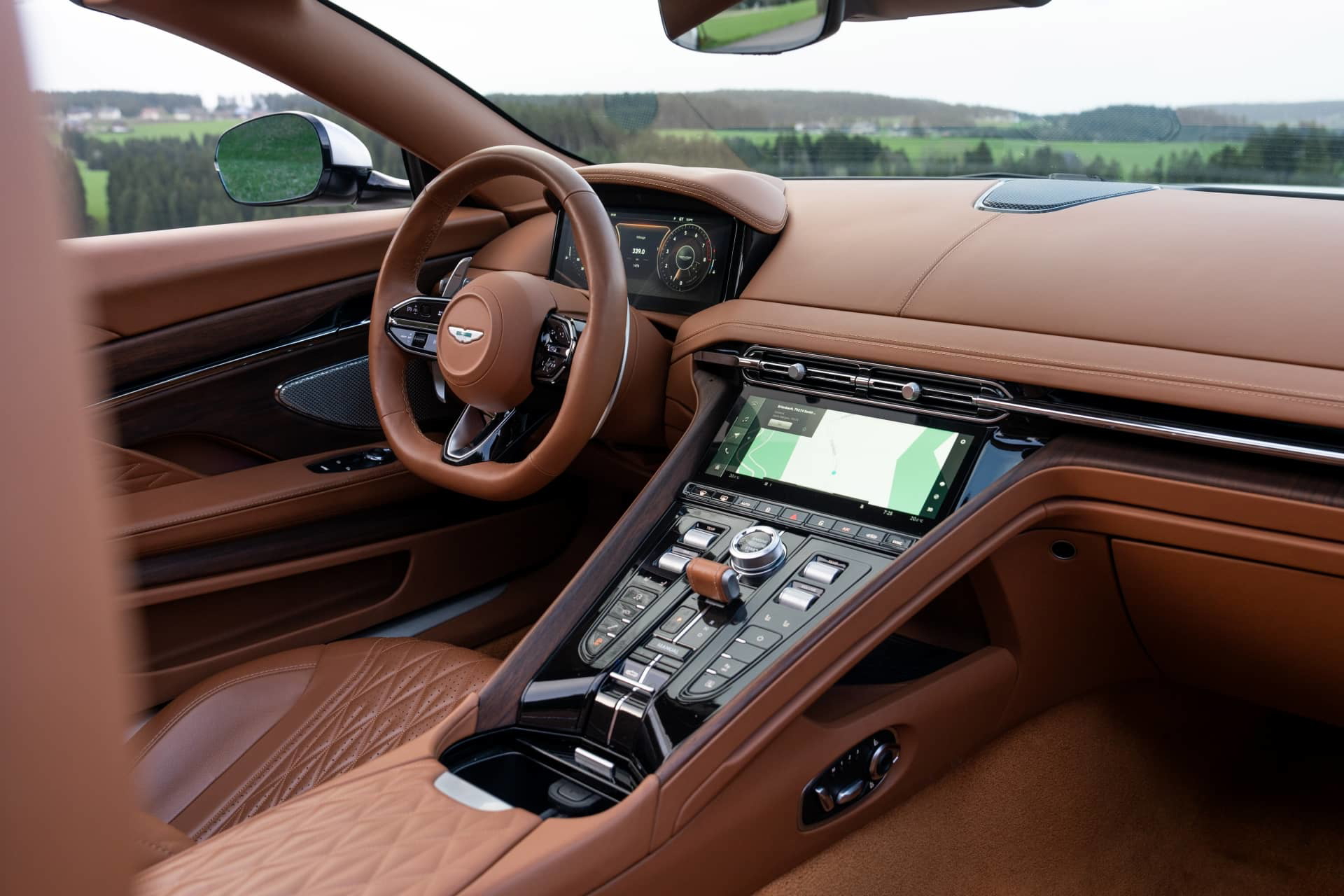 Exquisito habitáculo del Aston Martin DB12 Volante con acabados en cuero marrón.