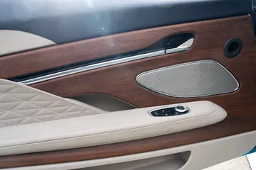 Exquisitos acabados puerta Aston Martin DB12 Volante 2024, con materiales de primer nivel.