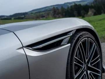 Acercamiento a la ventilación lateral y llanta del Aston Martin DB12 Volante 2024.