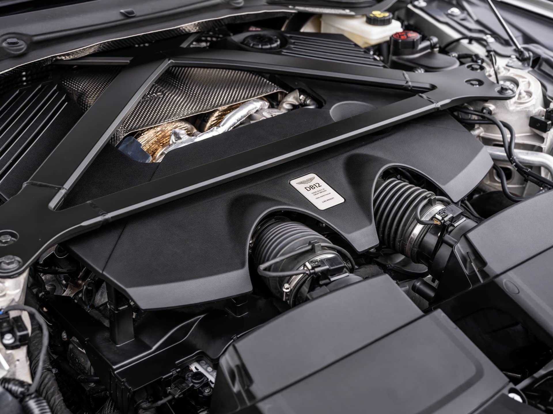 Vista detallada del motor del Aston Martin DB12 Volante, mostrando la ingeniería y diseño.