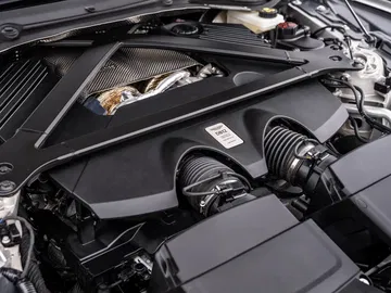 Vista detallada del motor del Aston Martin DB12 Volante, realzando su mecánica de precisión.