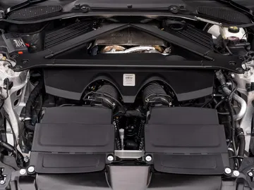 Vista detallada del propulsor V12 del Aston Martin DB12 Volante, una muestra de potencia y sofisticación.