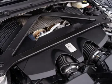 Vista del motor V12 de Aston Martin, una sinfonía de potencia y precisión.