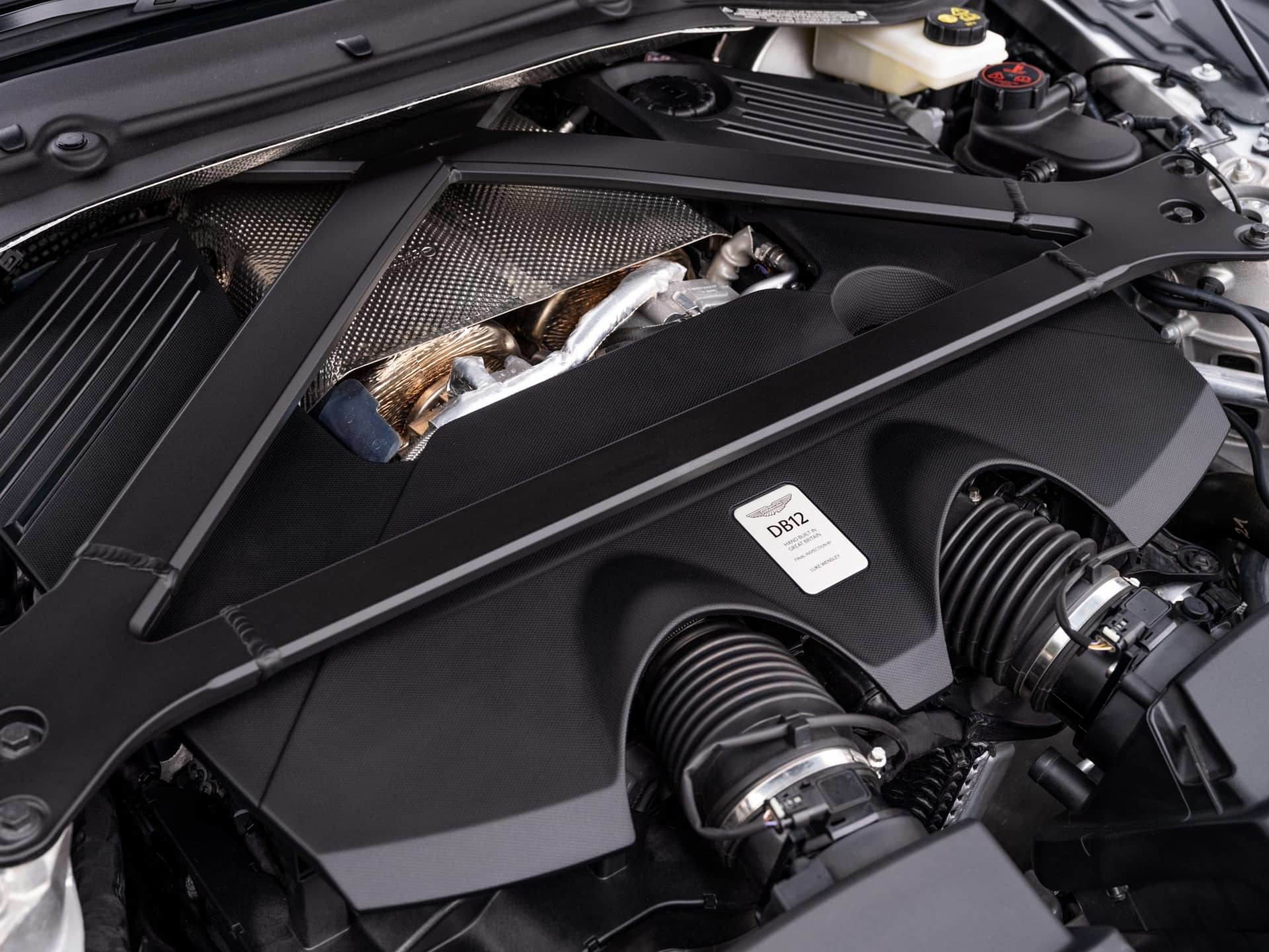 Vista del motor V12 de Aston Martin, una sinfonía de potencia y precisión.