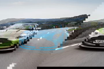 El Aston Martin DB12 Volante 2024 capturado en movimiento, mostrando su línea aerodinámica y frontal elegante.