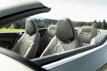 Vista de los asientos de cuero con patrón de costuras diamante en el Aston Martin DB12 Volante.
