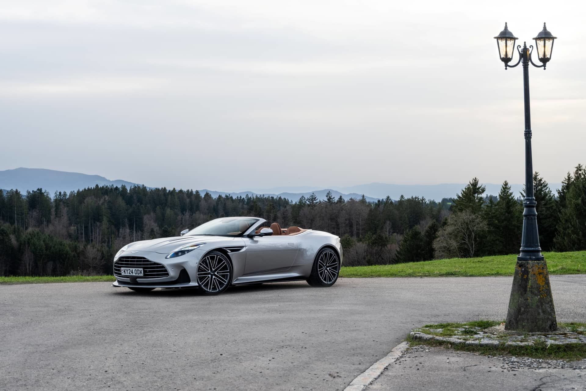 Vista lateral del Aston Martin DB12 Volante mostrando su elegante silueta.