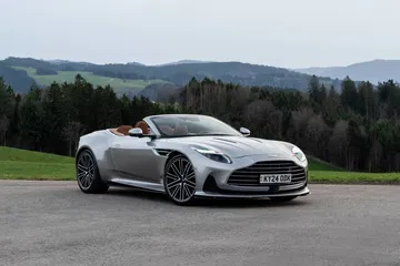 Vista delantera y lateral del Aston Martin DB12 Volante en un entorno natural