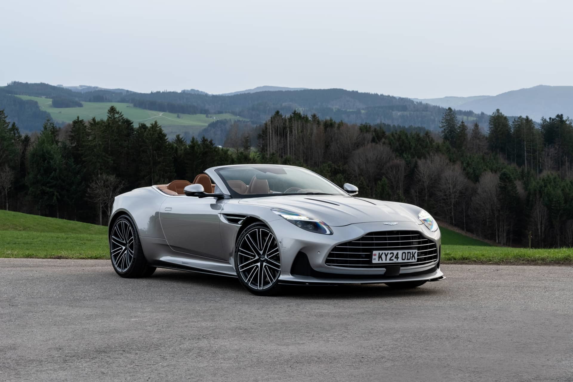 Vista delantera y lateral del Aston Martin DB12 Volante en un entorno natural