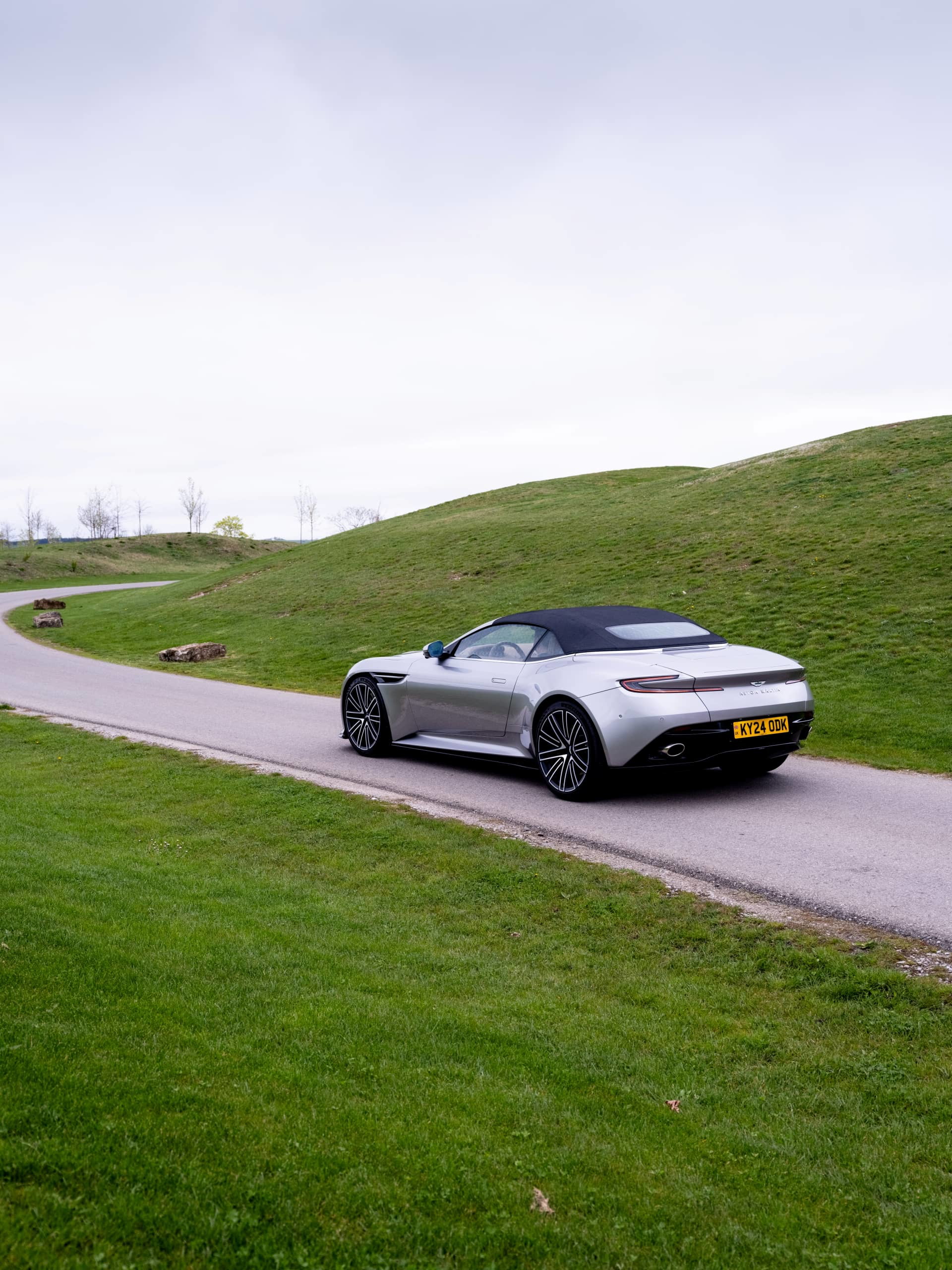 Vista trasera lateral del Aston Martin DB12 Volante mostrando su elegante diseño y proporciones.