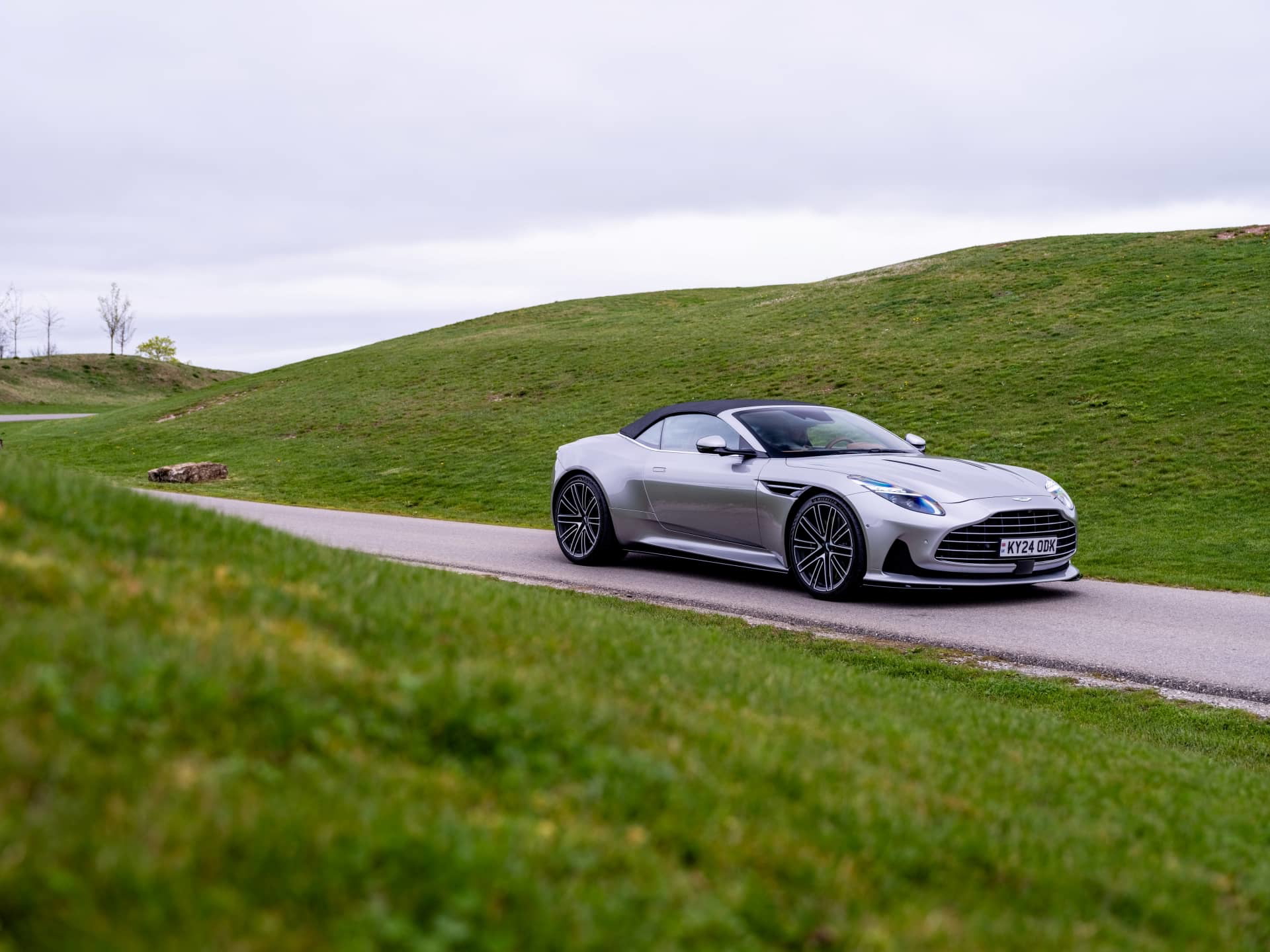 Vista lateral del Aston Martin DB12 Volante mostrando su perfil elegante y deportivo
