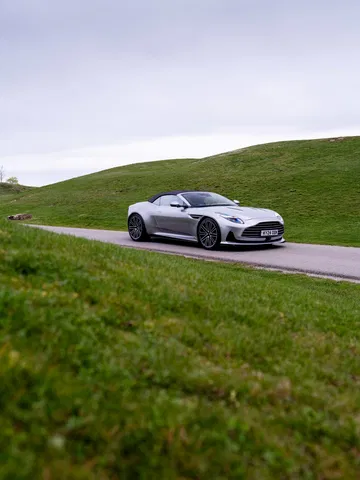 Vista lateral del Aston Martin DB12 Volante, destacando su línea y diseño elegante.