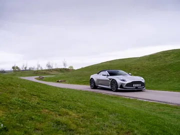 Vista lateral del Aston Martin DB12 Volante mostrando su elegante silueta.