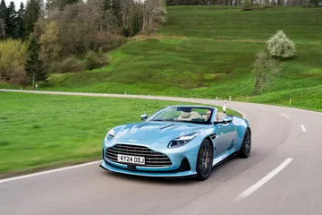 Vista dinámica del Aston Martin DB12 Volante mostrando su perfil elegante.