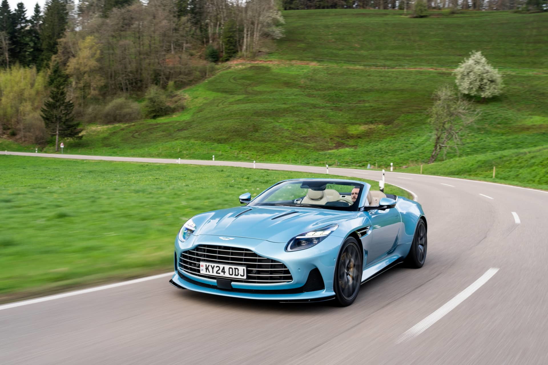 Vista dinámica del Aston Martin DB12 Volante mostrando su perfil elegante.