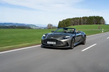 Vista dinámica del Aston Martin DB12 Volante en carretera abierta