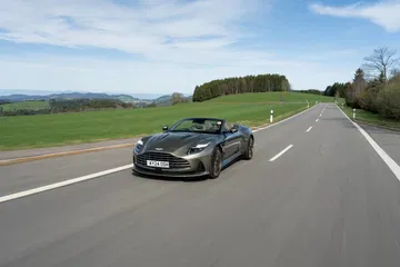 Vista dinámica del Aston Martin DB12 Volante mostrando su elegante diseño.