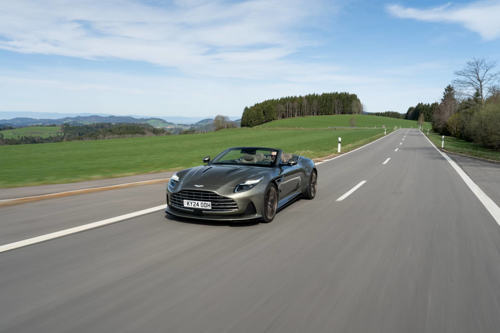 Vista dinámica del Aston Martin DB12 Volante mostrando su elegante diseño.