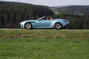 El Aston Martin DB12 Volante captado en prueba, dinámica refinada y diseño elegante.