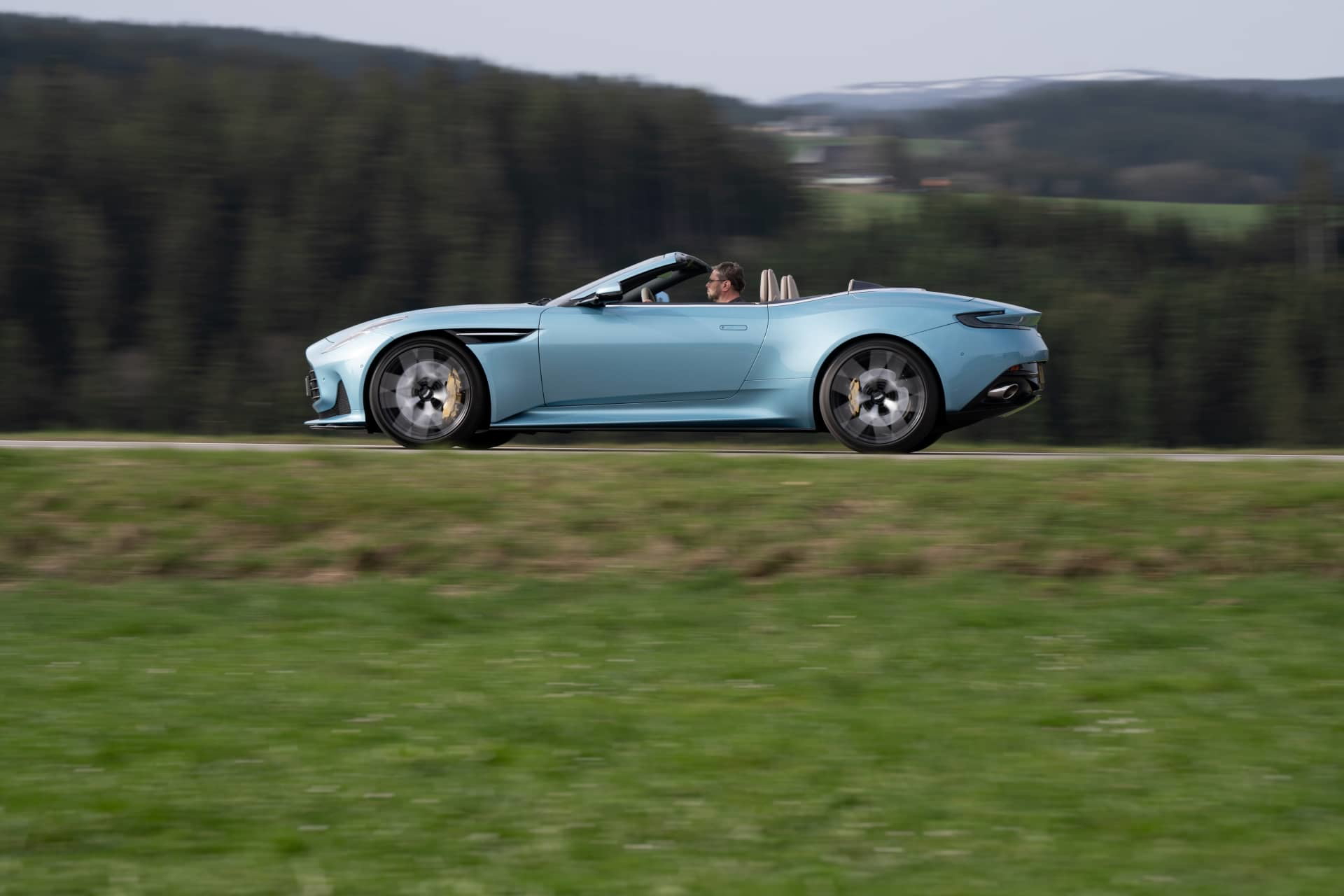 El Aston Martin DB12 Volante captado en prueba, dinámica refinada y diseño elegante.