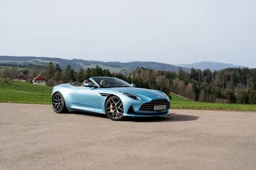 Exclusivo Aston Martin DB12 Volante capturado durante una sesión de pruebas en carretera.