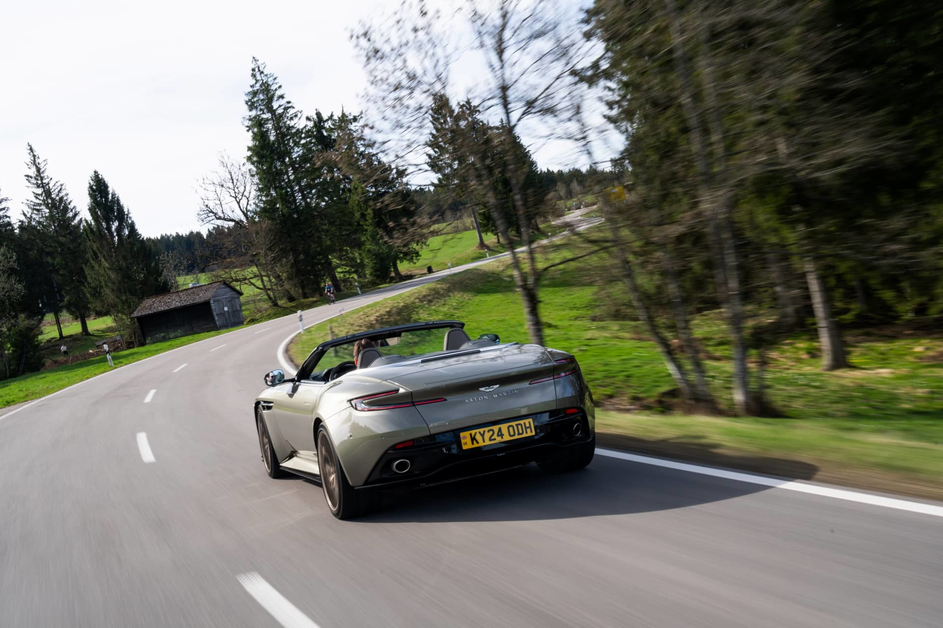 Vista dinámica del Aston Martin DB12 Volante, enfatizando su diseño y porte.