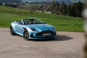Vista angular delantera del Aston Martin DB12 Volante en entorno natural