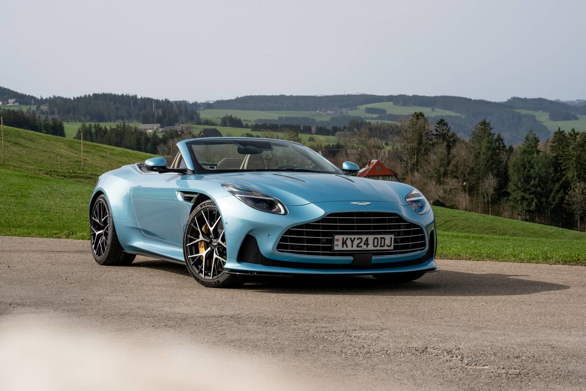 Aston Martin DB12 Volante mostrando su elegante diseño frontal y perfil dinámico.