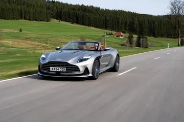 Aston Martin DB12 Volante en dinámica muestra su diseño y elegancia en carretera