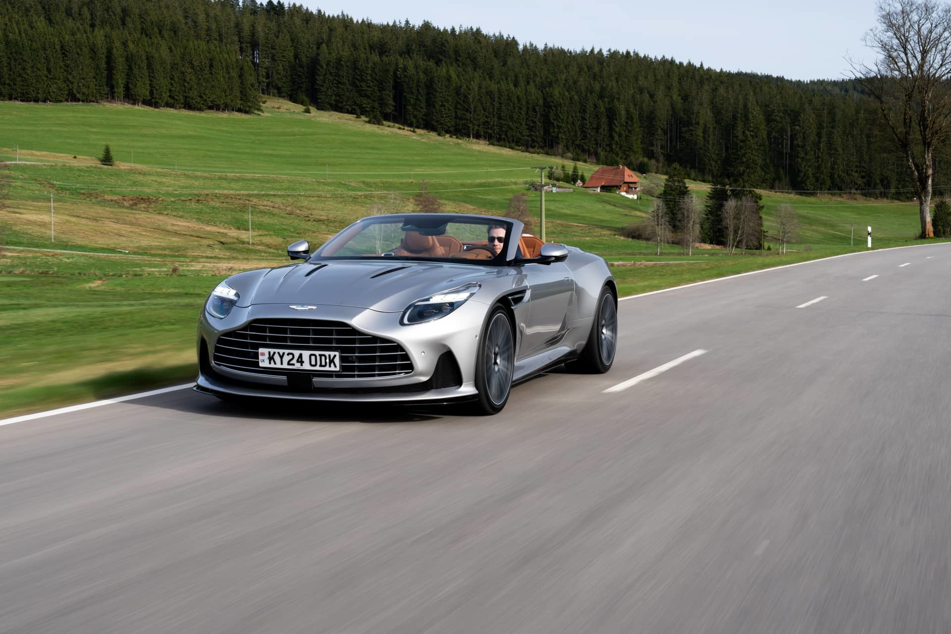 Aston Martin DB12 Volante en dinámica muestra su diseño y elegancia en carretera