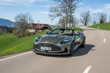 Aston Martin DB12 Volante en plena prueba dinámica, mostrando su elegante diseño y prestancia.