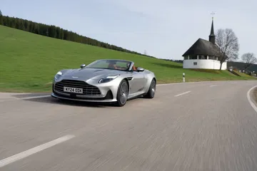 El Aston Martin DB12 Volante capturado en dinámica, desplegando elegancia y deportividad.