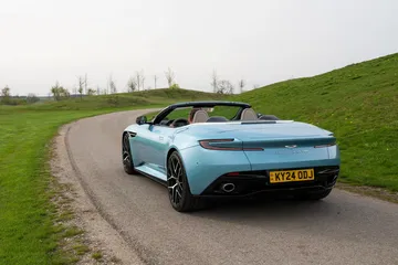 Vista trasera y lateral del Aston Martin DB12 Volante mostrando su diseño y líneas aerodinámicas.