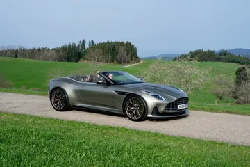 El Aston Martin DB12 Volante capturado en su habitat natural, exhibiendo su elegante silueta.