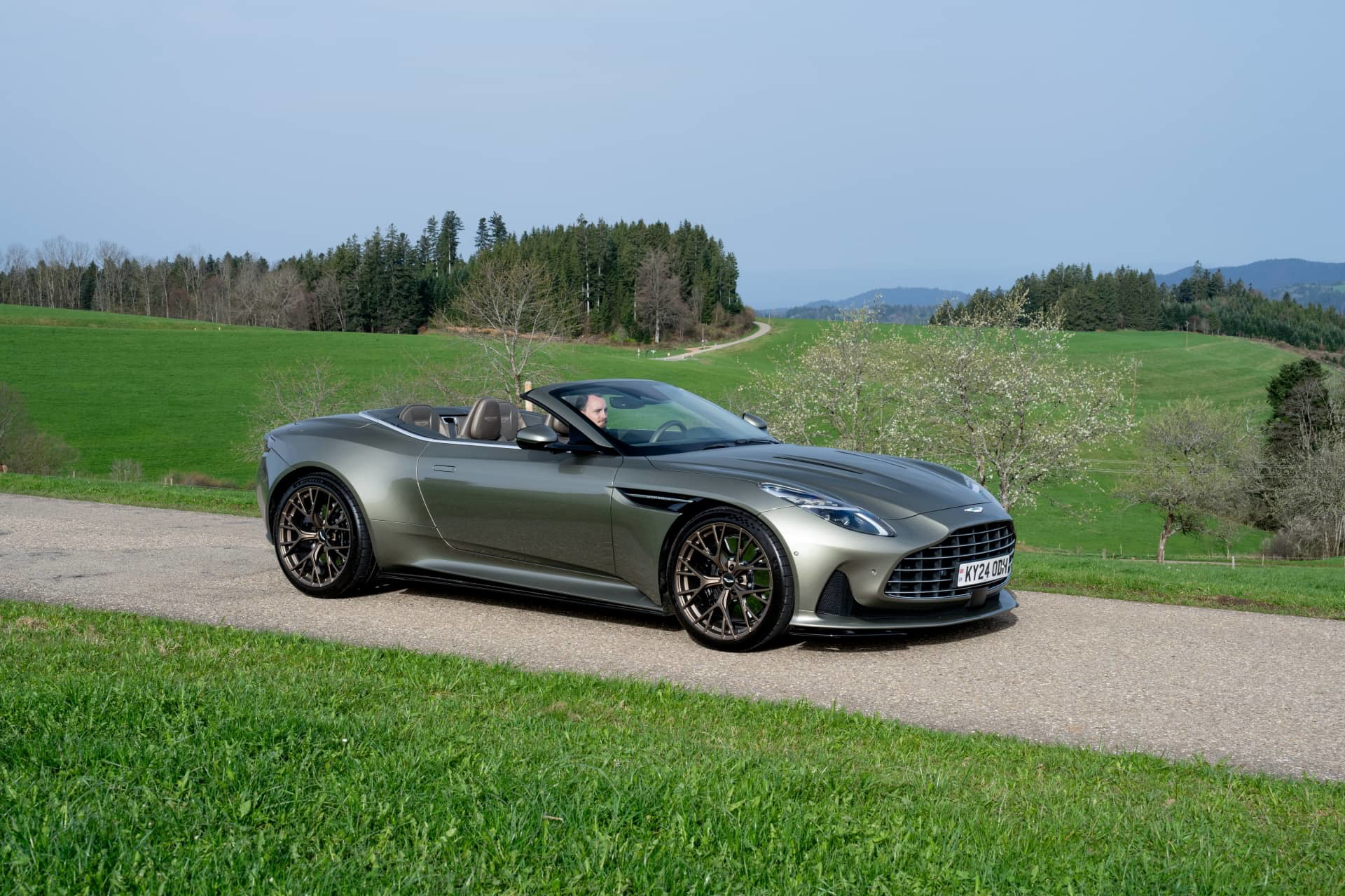 El Aston Martin DB12 Volante capturado en su habitat natural, exhibiendo su elegante silueta.