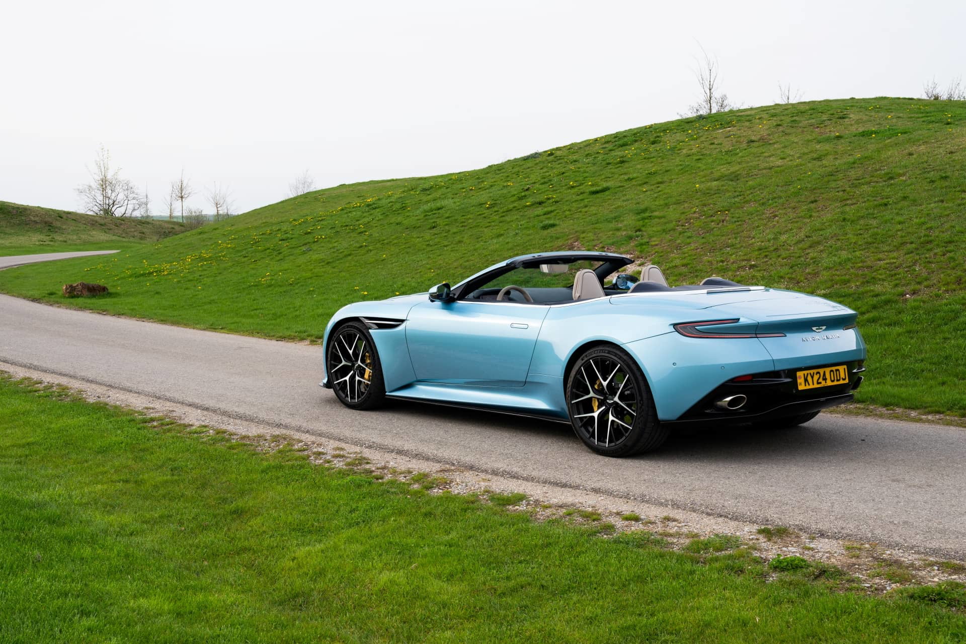 Vista dinámica del Aston Martin DB12 Volante mostrando su elegante silueta.