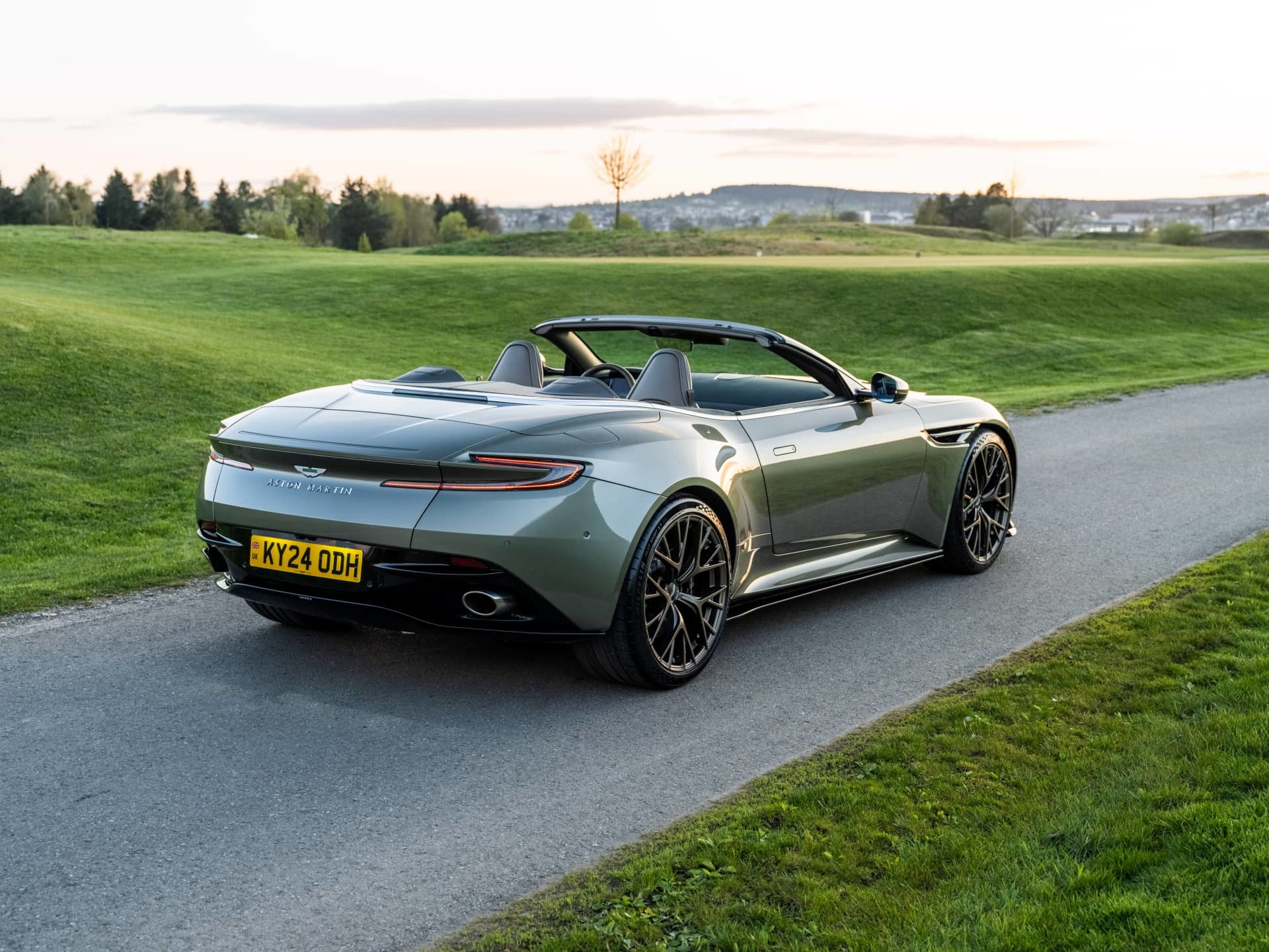 Vista posterior lateral del Aston Martin DB12 Volante, mostrando su elegante diseño.