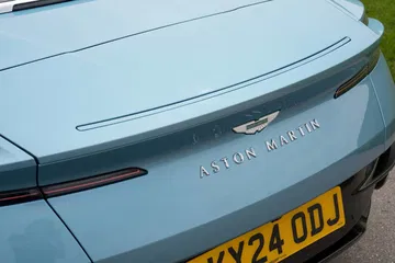 Vista trasera parcial del Aston Martin DB12 Volante destacando su distintivo.