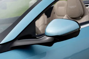 Vista del espejo retrovisor lateral del Aston Martin DB12 Volante.