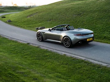 Elegante Aston Martin DB12 Volante capturado en su plenitud, destacando las líneas fluidas y diseño deportivo.